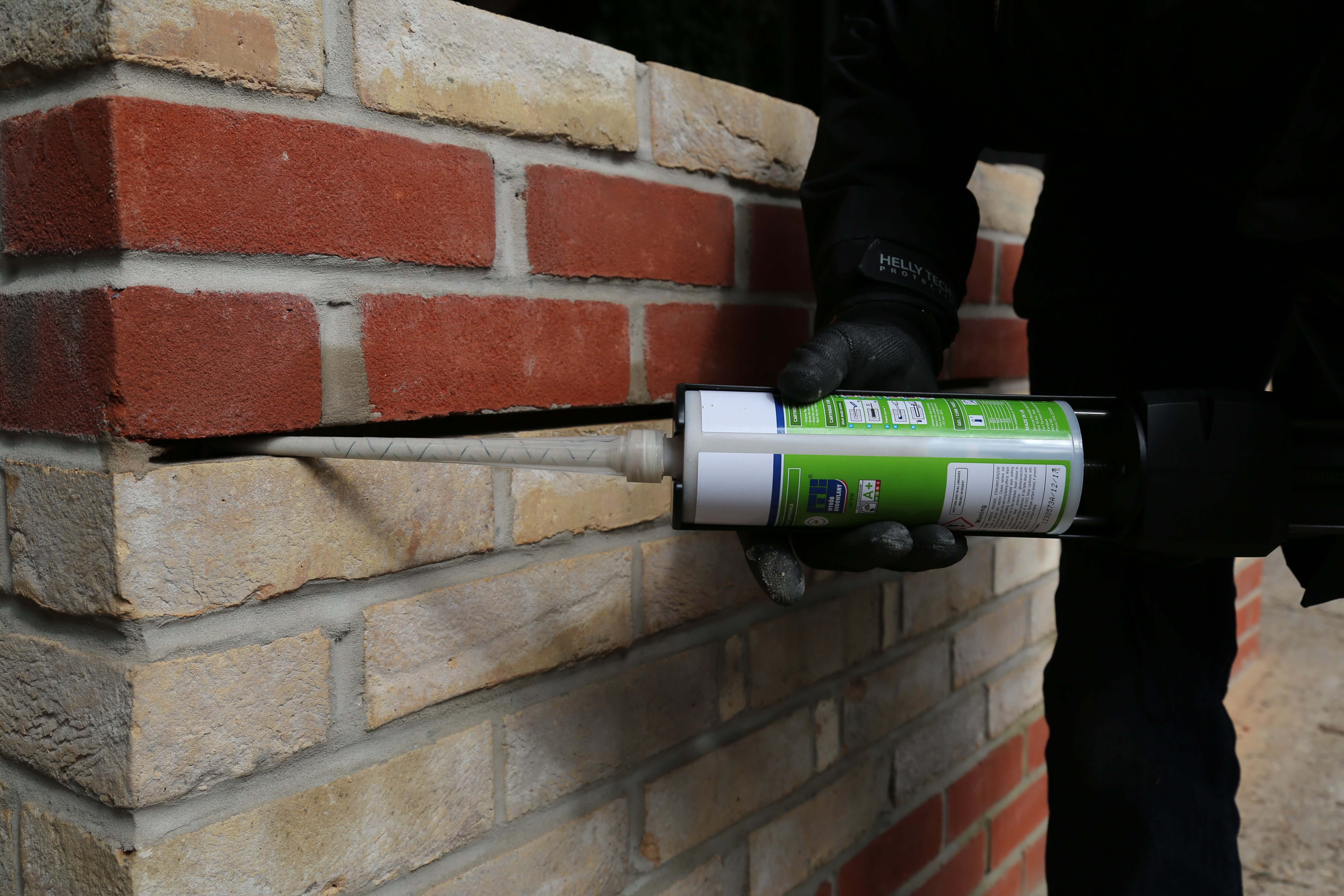 Strucsol polyester resin 400ml being applied with an auto rein gun